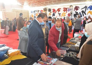 بتكلفة 400 ألف جنيه وتخفيض 50%.. جامعة سوهاج تفتتح معرض للملابس الجاهزة