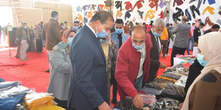 بتكلفة 400 ألف جنيه وتخفيض 50%.. جامعة سوهاج تفتتح معرض للملابس الجاهزة