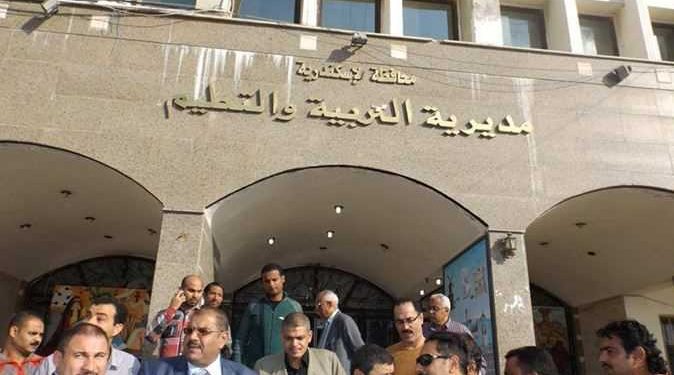 قرار عاجل لتعليم اسكندرية حول واقعة إجبار طالب مصاب بـ كورونا على الامتحان بـ"حوش المدرسة"