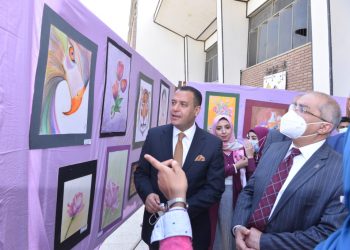 رئيس جامعة أسيوط يفتتح معرضاً لمراكز تدريب الفنون التشكيلية بالقرية الأولمبية