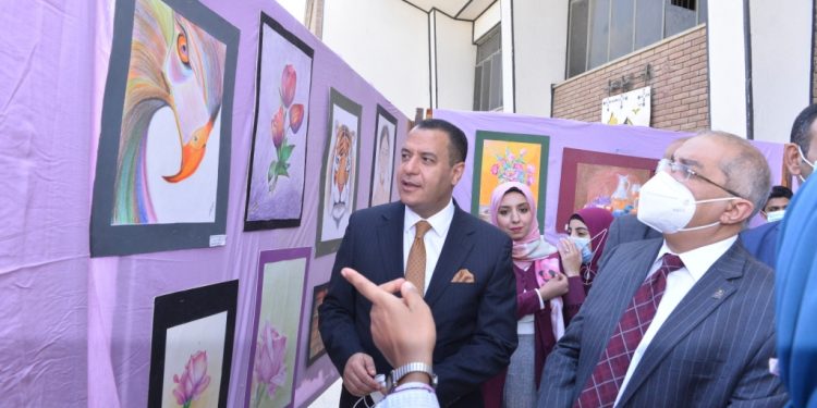 رئيس جامعة أسيوط يفتتح معرضاً لمراكز تدريب الفنون التشكيلية بالقرية الأولمبية