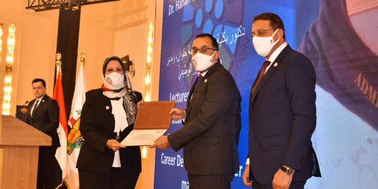 رئيس الوزراء يكرم حنان كمال الأستاذ بجامعة حلوان لمشاركتها الفعالة في مكافحة الفساد
