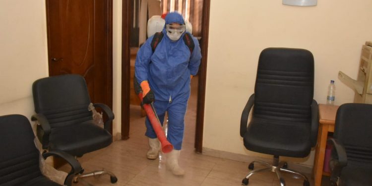 حملة تعقيم شاملة لجميع المبانى الإدارية بجامعة عين شمس|صور