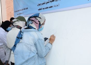 طلاب جامعة أسيوط يشاركون في عمل جدارية فنية بعنوان «اللوتس والطيور»