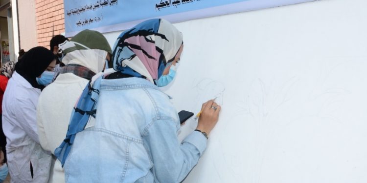 طلاب جامعة أسيوط يشاركون في عمل جدارية فنية بعنوان «اللوتس والطيور»