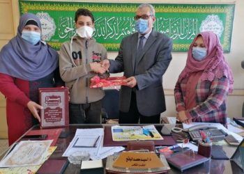 كفر الشيخ الأزهرية تكرم طالبها حافظ القرآن الكريم برقم آياته وصفحاته