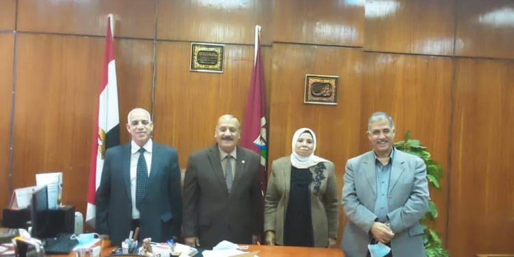 جامعة الفيوم: مشروع التنور المجتمعي في زيارة دعم فني لكلية التربية