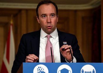 “أكسفورد” تطلب طرح لقاحها في بريطانيا والحكومة تدرس الطلب