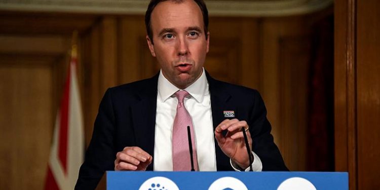 “أكسفورد” تطلب طرح لقاحها في بريطانيا والحكومة تدرس الطلب