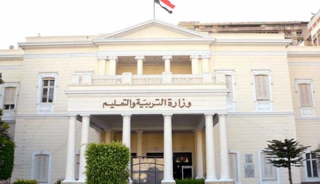 وأكد الوزارة أن الأسئلة ستكون مبسطة وتغطي الأجزاء من المنهج التي تمت دراستها حتى موعد الامتحان، ويمكن أداء الامتحان من المدرسة أو من المنزل، حيث إنه ليس محدداً بزمن أو مكان، ويهدف إلى تجربة الشبكات والمنصات والبنية التحتية والتعود على النظام الجديد. في حالة حدوث أى مشكلات تقنية، أشارت الوازرة إلى أنه لا داعي للانزعاج لأن رصد هذه المشكلات هو الهدف من الاختبار التدريبي للوقوف على أى مشكلات والتعامل معها. وأضافت أنه من المهم لكل الطلاب أن يتعاملوا مع هذا الاختبار بجدية، للتعود على نظام الأسئلة وليقف كل طالب على مستواه في هذه المرحلة استعدادا للامتحانات التالية والتي سوف يتم احتساب درجاتها للنجاح والانتقال إلى الصف الأعلى. وشددت على أن محاولات الغش او الاعتماد على آخرين لن تفيد صاحبها ولكنها ستضره، حيث سيفقد فرصة التعرف على مستواه الحقيقي، حيث إن امتحانات نهاية العام ستكون في لجان مراقبة لا يسمح فيها بالعمل الجماعي او الاعتماد على الآخر. وقالت الوازرة إنه سيتم الإعلان خلال أسبوع عن كيفية الحصول على الاسم وكلمة السر للدخول على منصة الامتحانات، وكذلك الرابط المخصص لتسجيل أي شكوى أو مشكلة قد تواجه الطالب أثناء الامتحان التدريبي.