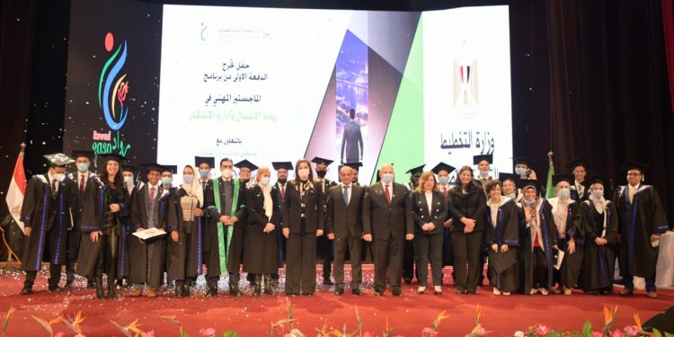 تخريج أول دفعة ماجستير مهني في ريادة الأعمال والإبتكار بالتعاون بين جامعتي القاهرة وكامبريدج