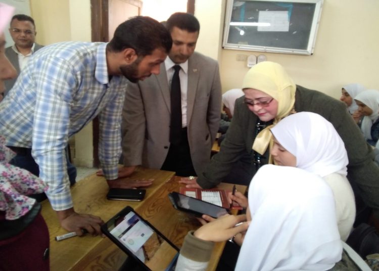 تشريع مرتقب لحماية الأطفال رقميًا.. «فوزي»: الأسرة خط الدفاع الأول والقانون يستثني التعليم والصحة