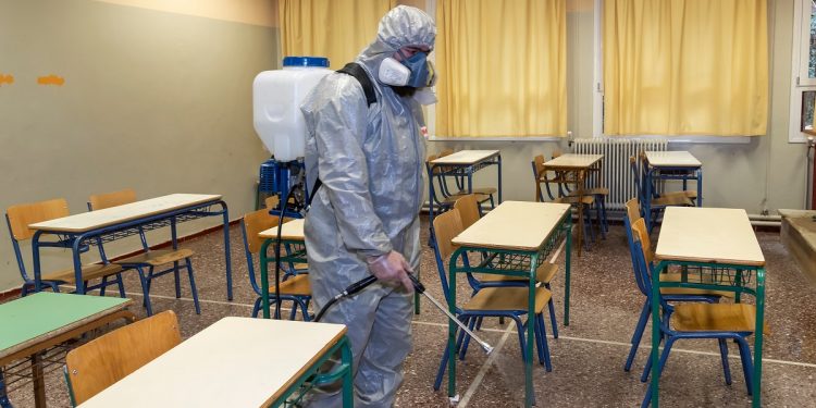 منظمة الصحة العالمية تلوح بضرورة غلق المدارس والجامعات بسبب سلالة كورونا الجديدة