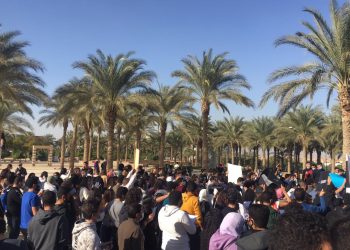 طلاب الجامعة الأمريكية ينظمون وقفة احتجاجية ضد نظام التعليم الهجين.. والجامعة ترد