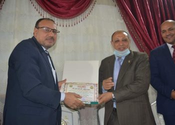 تكريم المشاركين بأبحاث علمية فى اليوم العالمي للغة العربية