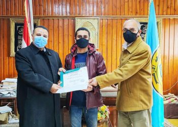 “أصول الدين بالزقازيق” تسلم طلابها شهادة دورات ريادة الأعمال