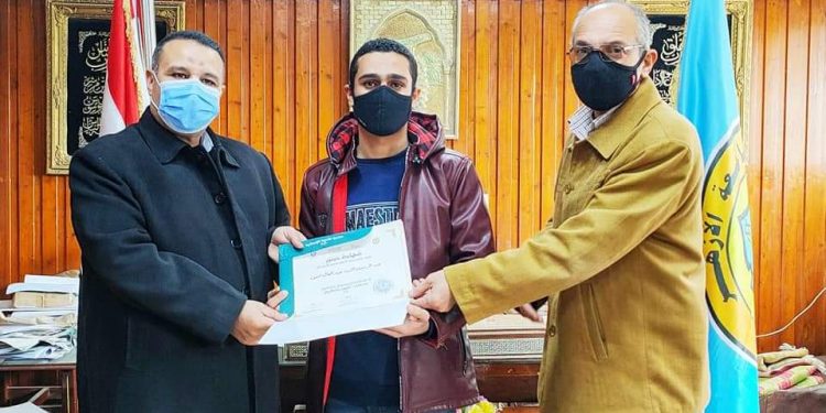 “أصول الدين بالزقازيق” تسلم طلابها شهادة دورات ريادة الأعمال