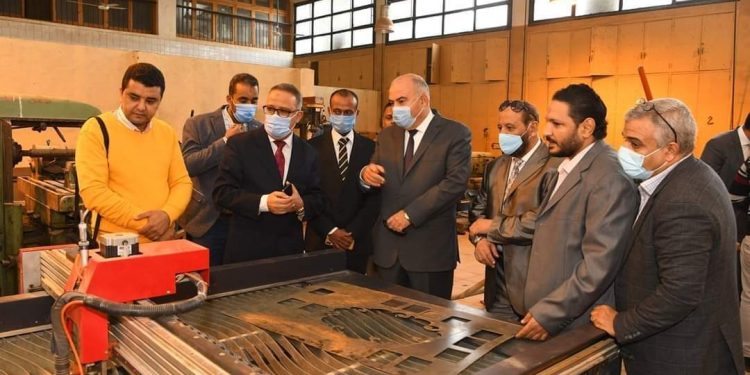 محافظ قنا يزور كلية الهندسة الأزهر بقنا
