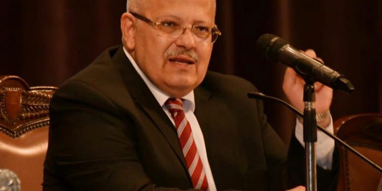 رئيس جامعة القاهرة يعلن جائزة جديدة ومكافأة خاصة للأساتذة المتميزين في البحث العلمي