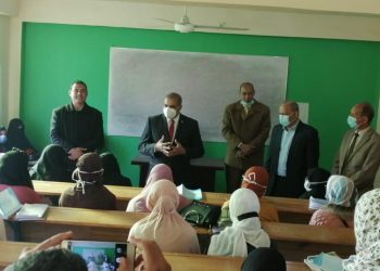 رئيس جامعة الأزهر يتفقد فصول الدراسات الإسلامية والعربية بالفيوم