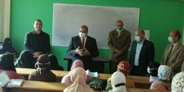 رئيس جامعة الأزهر يتفقد فصول الدراسات الإسلامية والعربية بالفيوم