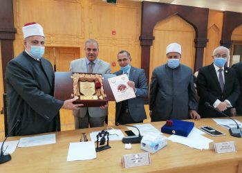 كلية الشريعة والقانون تهدي درع مؤتمرها الدولي لفضيلة الإمام الأكبر