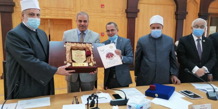 كلية الشريعة والقانون تهدي درع مؤتمرها الدولي لفضيلة الإمام الأكبر