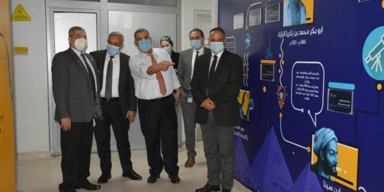 نائب وزير التعليم العالى يتفقد مستشفى 57357