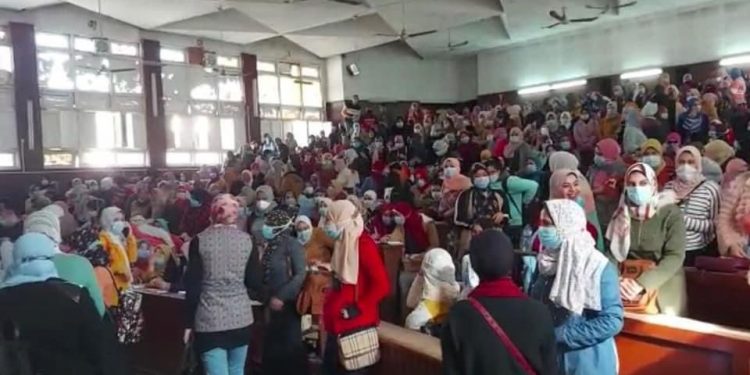 جامعة طنطا تحيل أعضاء هيئة تدريس للتحقيق العاجل بسبب تزاحم الطلاب بالمجمع الطبي