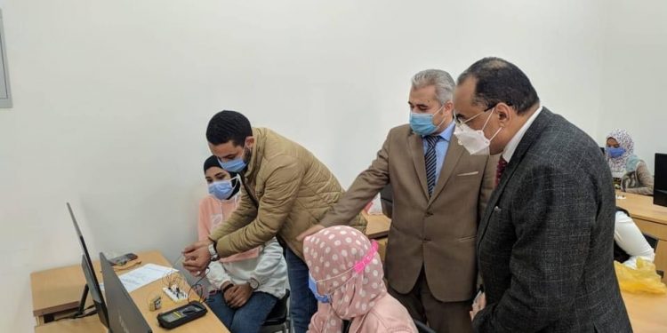رئيس جامعة بني سويف التكنولوجية يتفقد الاختبارات العملية