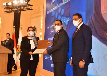 مدبولي وهيئة الرقابة الإدارية يكرمان رموز جامعية لمكافحتهم للفساد