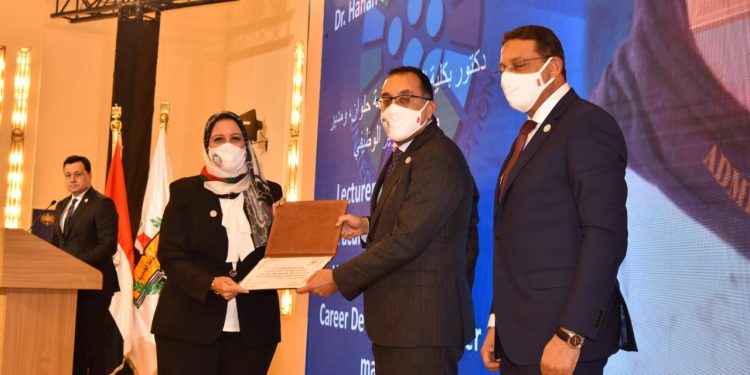 مدبولي وهيئة الرقابة الإدارية يكرمان رموز جامعية لمكافحتهم للفساد