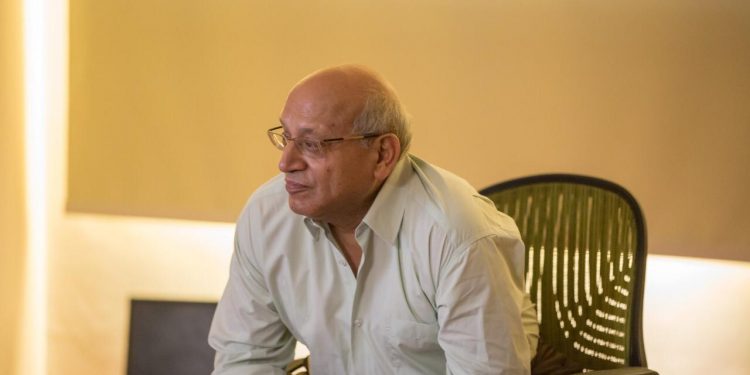 إعلام الجامعة البريطانية توصي بتدشين جائزة وكتاب باسم المخرج سمير سيف