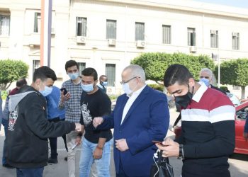 جولة مفاجئة لرئيس جامعة القاهرة.. تعرف على السبب