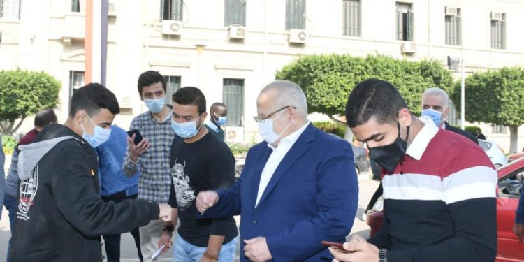جولة مفاجئة لرئيس جامعة القاهرة.. تعرف على السبب