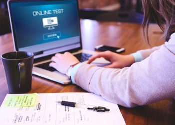 امتحانات الميدترم الأولى في عصر الكورونا ما بين "الأونلاين والأوفلاين"