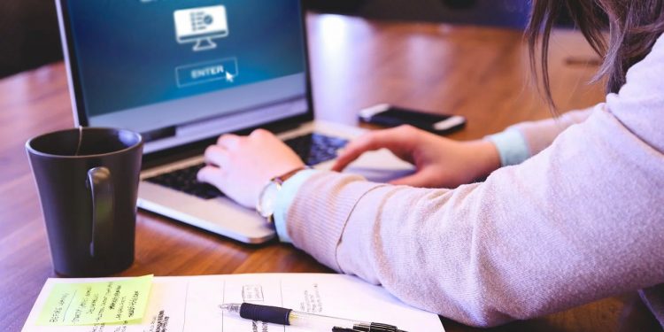 امتحانات الميدترم الأولى في عصر الكورونا ما بين "الأونلاين والأوفلاين"