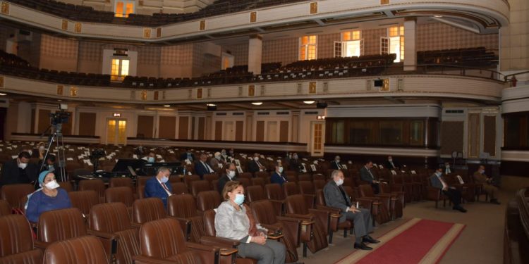 جامعة القاهرة: تجهيز المدن الجامعية بـ 2620 شاشة وأطباق دش