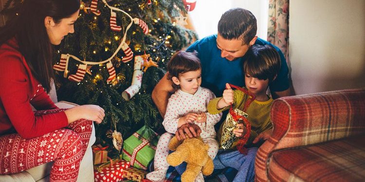 بخطوات بسيطة.. كيف تخلق أجواء احتفالية لطفلك ليلة رأس السنة؟