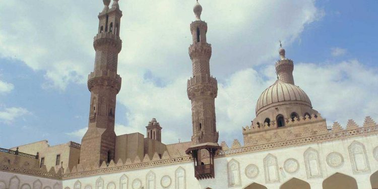 مرصد الأزهر يدين الغارات الصهيونية على غزة ويندد باقتحام مصلى «باب الرحمة»