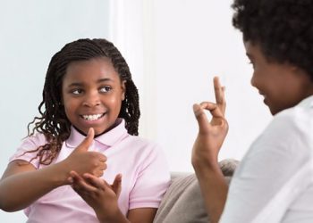 الصم والبكم ليسوا وصمة عار.. 5 خطوات تساعدك على التواصل معهم