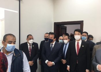 بالصور| وزير التعليم العالى وسفير كوريا الجنوبية يتفقدان معامل جامعة بنى سويف التكنولوجية