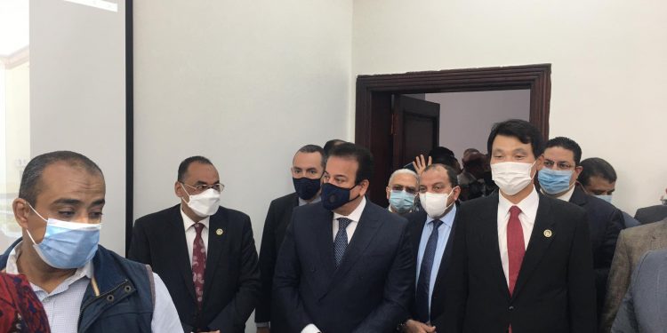 بالصور| وزير التعليم العالى وسفير كوريا الجنوبية يتفقدان معامل جامعة بنى سويف التكنولوجية