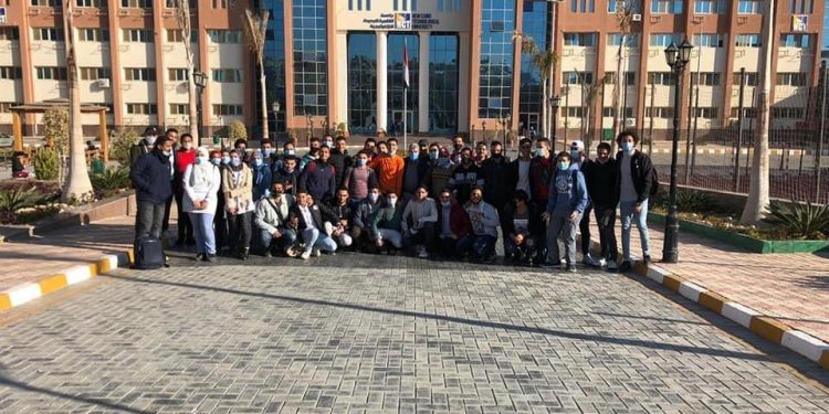 جولة لطلاب جامعة القاهرة الجديدة التكنولوجية في محطة الطاقة الشمسية