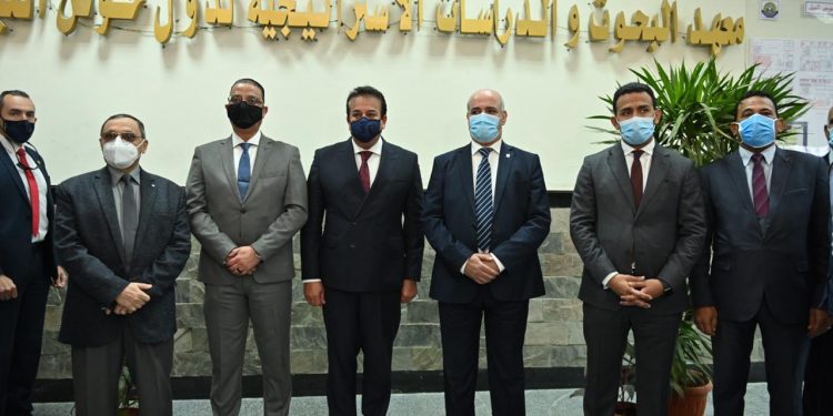 وزير التعليم العالي يفتتح مركز مكافحة الأوبئة وتفشي الأمراض بجامعة الفيوم|صور