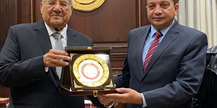 لتقديم التهنئة.. رئيس مجلس الشيوخ يستقبل رئيس جامعة بني سويف