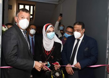 رئيس جامعة عين شمس يفتتح مركز الإبصار الإلكتروني بكلية الآداب|صور