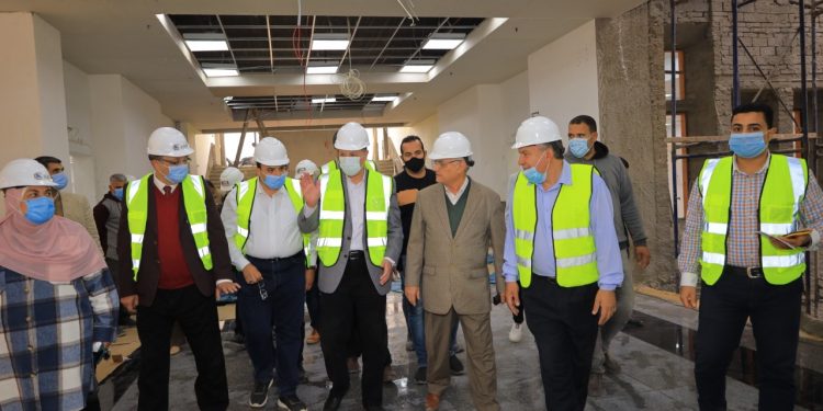 "السعيد" يتفقد مبنى المدرجات ومقر جامعة بنها الأهلية بالعبور|صور