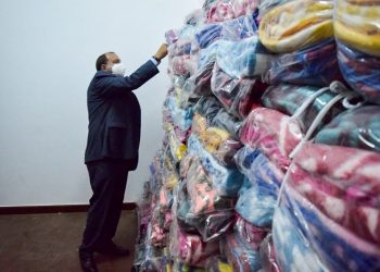 رئيس جامعة بني سويف: توزيع 1200 بطانية على عمال الجامعة ومشروع النظافة بالمحافظة