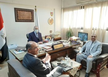 وكيل تعليم القاهرة يشارك في توفير الأكسجين للمدرسين المصابين بكورونا